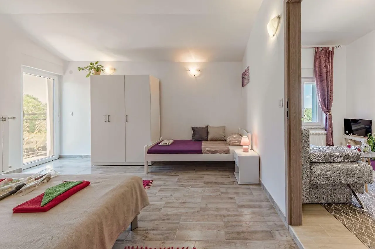 Apartment Lavander 02 プーラ